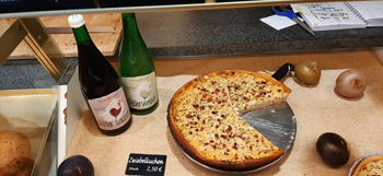 Zwiebelkuchen und Neuer Wein Zwiebelkuchen und Neuer Wein